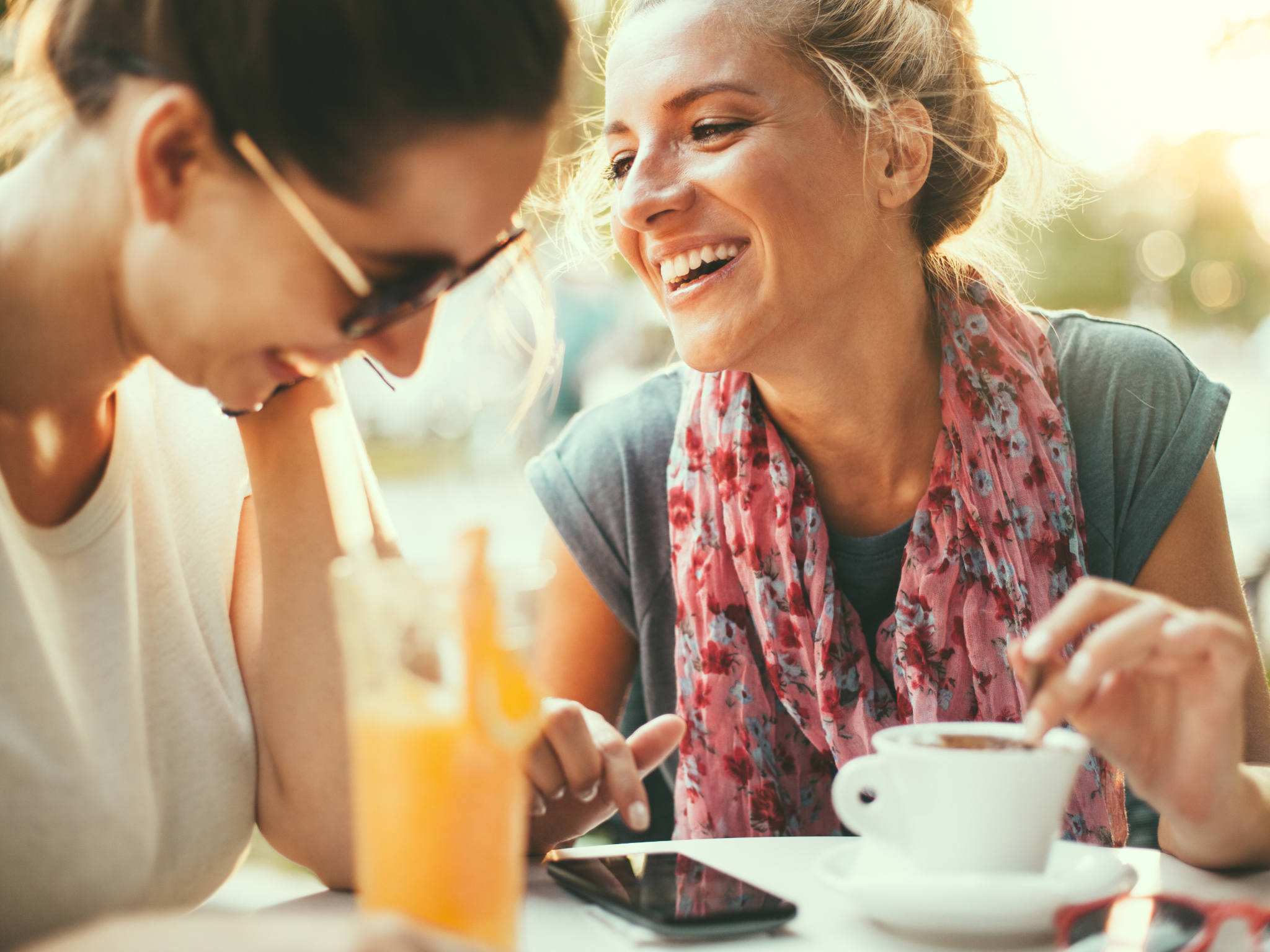 Kaffeetrinkende Frauen